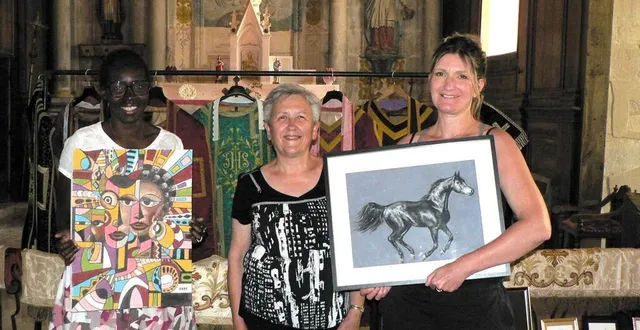 photo  l’église saint-malo des mées a accueilli les pastels et acryliques de christine charbonneau et les œuvres de sable d’astou faye. yveilne assier, maire, en a profité pour montrer de précieux vêtements liturgiques du xve siècle.  &copy;  ouest-france 