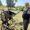 photo  serge valet devant la planteuse à pommes de terre, vieille de 80 ans, qu’il a utilisée en 2025. 