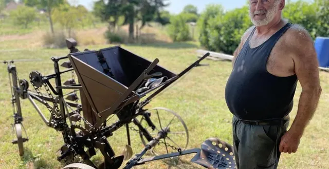 photo  serge valet devant la planteuse à pommes de terre, vieille de 80 ans, qu’il a utilisée en 2025.  &copy;  le maine libre 