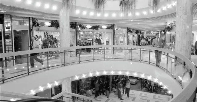 photo  le centre commercial les quatre roues, ouvert de 1986 à 2002, a marqué la vie commerçante du centre-ville du mans.  &copy;  archives ouest-france 