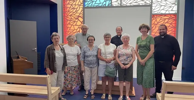 photo  les premiers bénévoles de la paroisse qui ont visité la nouvelle maison paroissiale en compagnie des pères pierre-yves émile et pierrick harivel lundi 23 juin.  &copy;  ouest-france 