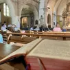 photo les fidèles suivent la messe grâce à un missel qui reprend les textes et chants en latin.