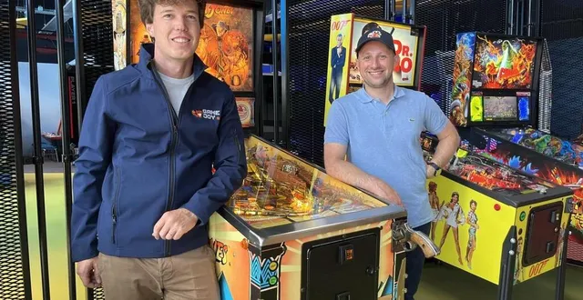 photo  louis-nicolas andrieux (à gauche), dirigeant de game boy, et simon boillet, gérant de la salle mancelle.  &copy;  ouest-france 