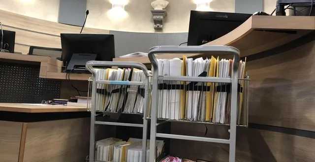 photo  le dossier de 84 kg de cette affaire avait été montré durant leur procès.  &copy;  archives ouest-france 