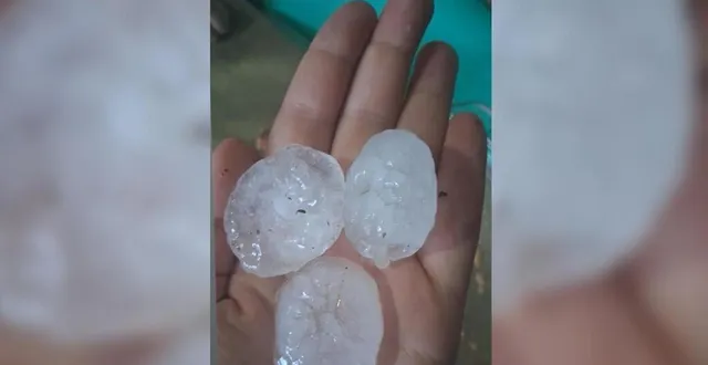 photo  des grêlons impressionnants sont tombés à rouessé-vassé ce mercredi 25 juin 2025.  &copy;  témoin - stéphanie chalopin 