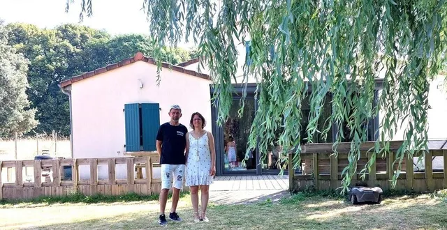 photo  sophie et stéphane bodin devant leur gîte de nueil-les-aubiers.  &copy;  co 