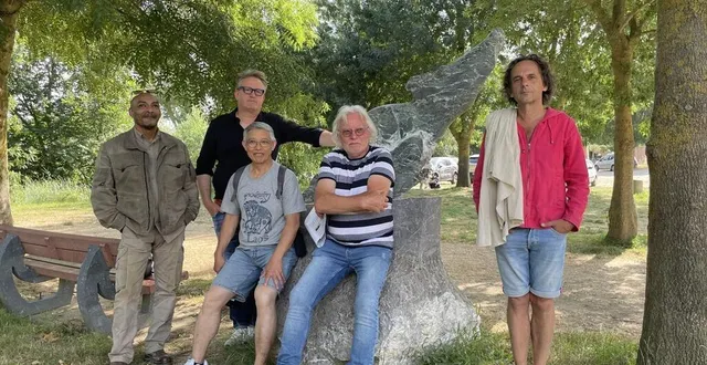 photo  les sculpteurs moïse marthely, christophe batardière, thong lith et jean-claude lambert, avec le réalisateur thierry charrier, devant la sculpture de la “souris verte” de bertrand donnot, à montjean-sur-loire.  &copy;  ouest-france 