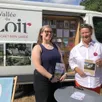 photo élise hoyau, embauchée comme saisonnière à l’office du tourisme de la vallée du loir, et véronique richard, directrice de la structure à la flèche (sarthe).