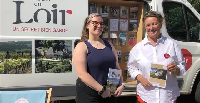 photo  élise hoyau, embauchée comme saisonnière à l’office du tourisme de la vallée du loir, et véronique richard, directrice de la structure à la flèche (sarthe).  &copy;  ouest-france 