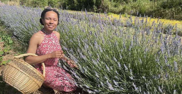 photo  carine lemaitre devant un rang de lavande, dans sa micro-ferme de cheffes, qu’elle ouvre aux curieux samedi.  &copy;  co 