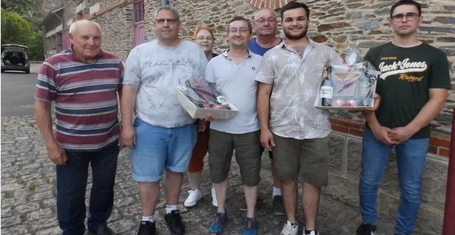 photo  mickaël buron (deuxième en partant de la gauche) est le nouveau président du foyer laïque, organisateur du carnaval de candé.  &copy;  co 