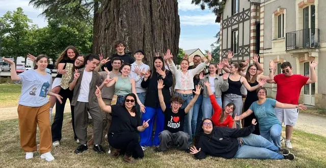 photo  marjolaine gouraud (accroupie, au premier rang en bas) et l’équipe d’animation s’activent à la préparation des animations estivales. une trentaine d’animateurs vont se relayer pour faire vivre aux enfants et aux jeunes un été inoubliables.  &copy;  co 