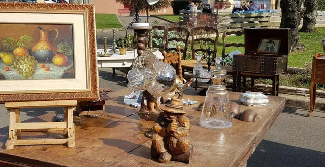 photo  à la chasse aux objets anciens, place de la liberté.  &copy;  association bidouille et passions 