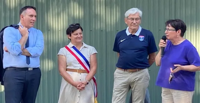 photo  marietta karamanli, députée (au micro), était présente pour l’occasion.  &copy;  municipalité de parigné-l’évêque 