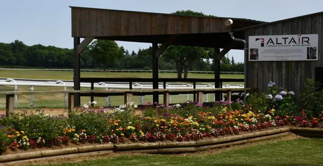 photo  l’hippodrome est prêt à accueillir le public et les chevaux.  &copy;  le maine libre 