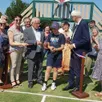 photo sous un soleil de plomb, le city stade a été inauguré.