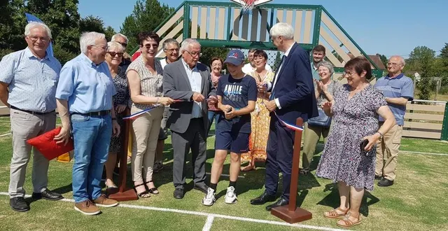 photo  sous un soleil de plomb, le city stade a été inauguré.  &copy;  le maine libre 