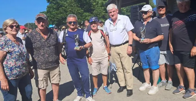 photo  patrick desmazières, maire de champagné et adhérent au club, rené jeulin, le président et philippe pirodeau, vice-président ont remis les récompenses.  &copy;  le maine libre 
