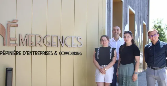 photo  simon andré (au 2nd plan) a accueilli les créateurs de wakup intérim à emergences, pépinière d’entreprises et espace de coworking.  &copy;  communauté de communes val de sarthe. 