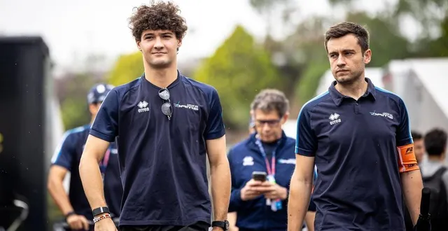 photo  jak crawford (à gauche), ici avec romain gloasguen, son ingénieur d’exploitation.  &copy;  sebastiaan rozendaal / dams 