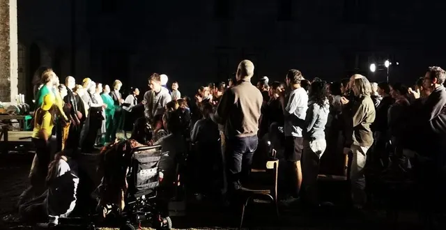 photo  des cadres de caractère en extérieur sont recherchés par la compagnie pour ses représentations  &copy;  compagnie « du carreau de la fenêtre, on voit le monde entier ! » 