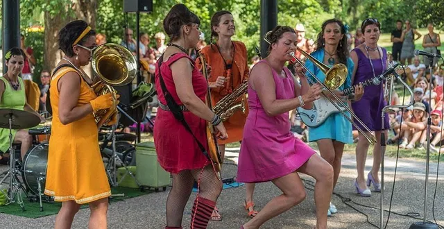 photo  mademoiselle orchestra clôturera la tournée de la guinguette mobile à angrie.  &copy;  mademoiselle orchestra 
