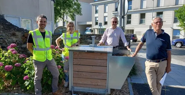 photo  entourant la borne de déchets située à l’angle du poste de police, à gauche, les techniciens biodéchets d’alm aurélie ferry et thomas pasquali, et à droite, jean-louis demois, vice-président d’alm en charge des déchets, et dominique bréjeon, maire.  &copy;  ouest-france 