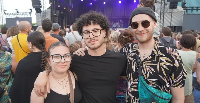photo  « les fins de mois sont difficiles pour les étudiants. et les places de concerts sont chères. sans la gratuité, on ne viendrait pas au festival. » trois étudiants d’angers, avant le concert de barbara pravi, mercredi soir au festival de trélazé.  &copy;  ouest-france 