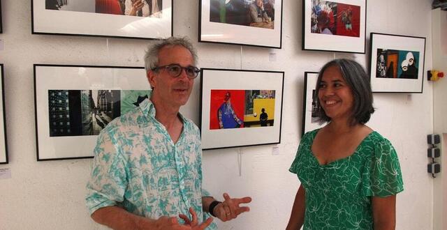 photo  tim fox en grande discussion avec son amie et collaboratrice nathalie mineau.  ©  ouest-france 