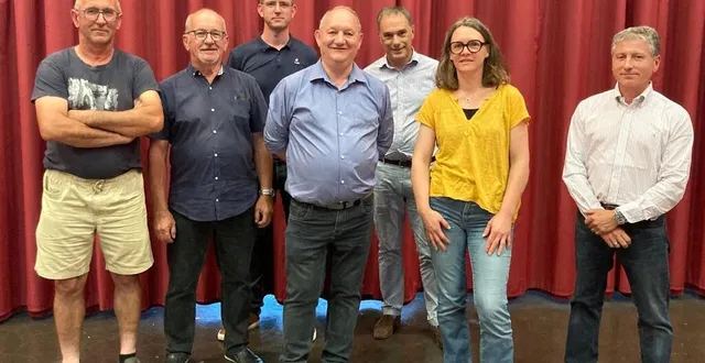 photo  au centre philippe richard, maire et fabienne dutheil de paysages concept, entourés des responsables des entreprises effectuant les travaux.  &copy;  le maine libre 