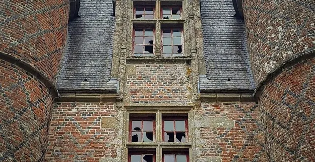 photo  l’orage a causé des dégâts sur les carreaux du château de carouges (orne).  &copy;  facebook château de carrouges 