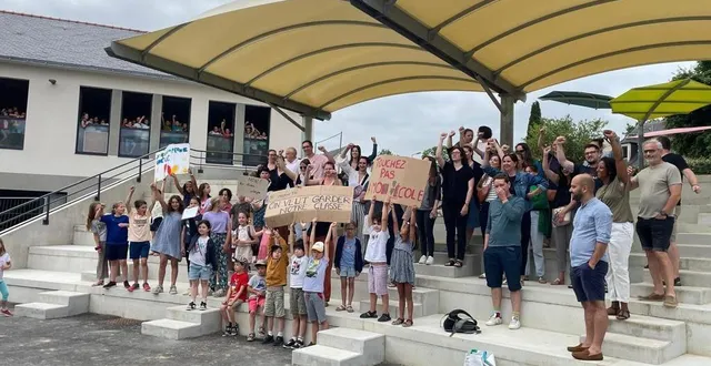 photo  les parents d’élèves ont occupé l’école pendant une heure, ce matin du vendredi 27 juin.  &copy;  ouest-france 