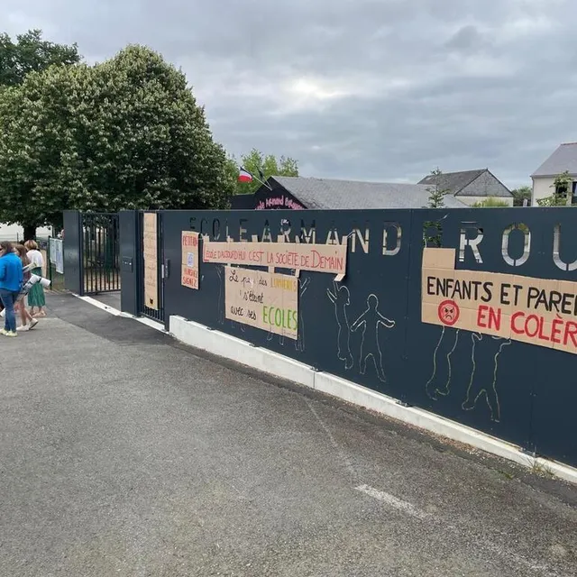 photo le portail de l’école armand-brousse.  ©  ouest-france