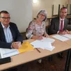 photo  lors de la signature du contrat de relance et de transition écologique : pierre chivard, maire de carrouges ; claudine bellenger, présidente de la communauté de communes du pays fertois et du bocage carrougien et yohan blondel, secrétaire général de la préfecture. 