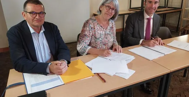 photo  lors de la signature du contrat de relance et de transition écologique : pierre chivard, maire de carrouges ; claudine bellenger, présidente de la communauté de communes du pays fertois et du bocage carrougien et yohan blondel, secrétaire général de la préfecture.  &copy;  ouest-france 