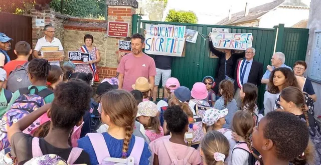 photo  la grille de l’école a été cadenassée.  &copy;  le maine libre 
