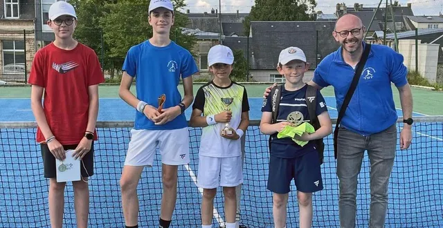 photo  les quatre garçons, 4e série, en compagnie du président jérôme chant.  &copy;  ouest-france 