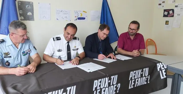 photo  le lieutenant-colonel emmanuel desachy, délégué militaire départemental, le chef d’escadron ismaël baa, et le principal jean-baptiste lecellier-lepecq ont signé la convention instituant la classe défense, en présence de l’enseignant jérôme fiocco.  &copy;  ouest-france 