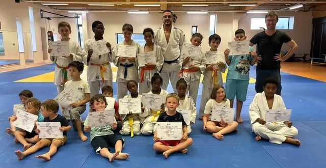 photo  l’entraîneur achraf khirallah, entouré par les jeunes licenciés du club de judo de sablé avec leur diplôme de progression remis lors de l’assemblée générale du club, vendredi 13 juin 2025, à la salle henri-bonnet.  &copy;  ouest-france 