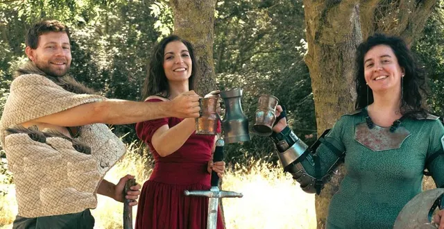 photo  trois comédiens de la compagnie reconnexion lors d’une répétition en costumes : jean-philippe renaud, rebecca martinez et délia georges.  &copy;  ouest-france 