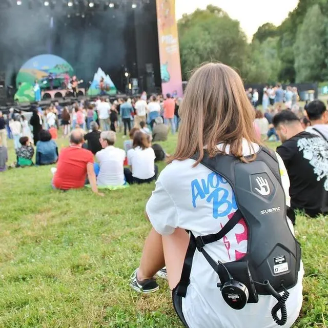 Une dizaine de gilets vibrants comme celui-ci sont proposés gratuitement tout au long du week-end au festival Pop au Parc, à Sablé-sur-Sarthe. Archives Ouest-France photo une dizaine de gilets vibrants comme celui-ci sont proposés gratuitement tout au long du week-end au festival pop au parc, à sablé-sur-sarthe. © archives ouest-france