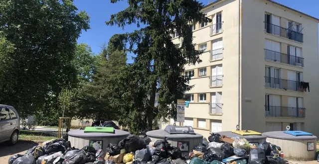 photo  au centre du quartier, des containers en bon état, et des sacs-poubelles devant !  &copy;  ouest-france 