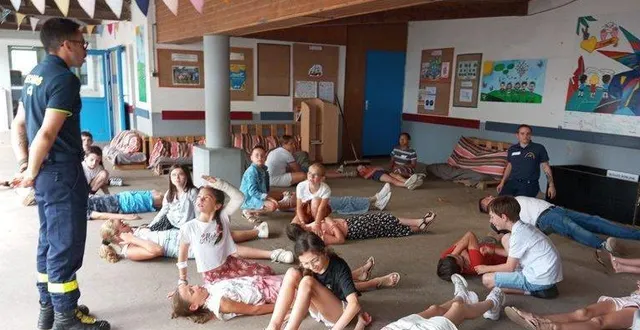 photo  léo cady et charlotte brochard, formateurs auprès du centre français de secourisme (cfs) ont appris aux enfants les gestes qui sauvent.  &copy;  ouest-france 