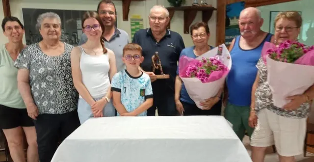 photo  samedi dernier, marie-jo et daniel delaune ont remporté la finale de boule de fort contre guilmette et bernard cellier (12 à 10). marie-jo gaudin et louis alusse terminent à la troisième place. ce concours un homme, une femme a été nommé challenge daniel-bineau, en hommage à un sociétaire disparu. son épouse, ses enfants et petits-enfants ont remis le challenge aux vainqueurs. rendez-vous fin septembre pour le concours un sociétaire, un débutant.  &copy;  dr 