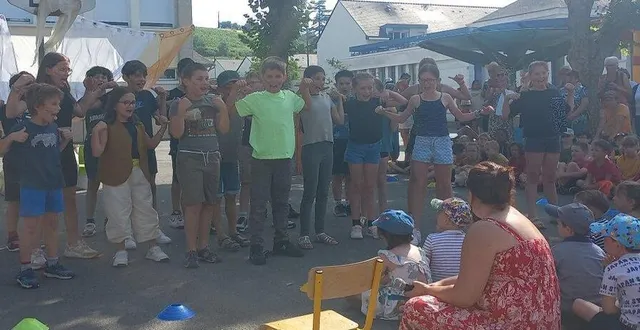 photo  sous la chaleur, les enfants ont pris beaucoup de plaisir à présenter leurs danses, devant les spectateurs.  &copy;  co 