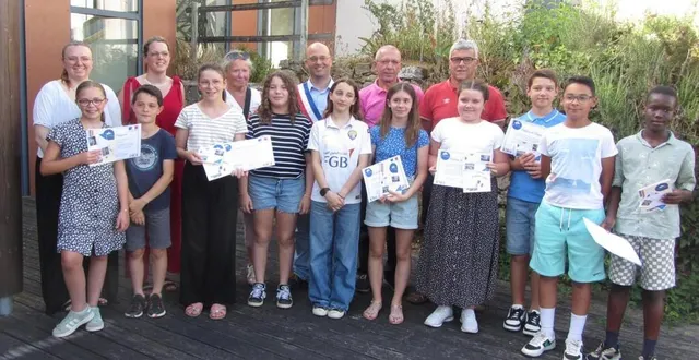 photo  gaspard, isalie, louison, maïwem, mia, milo, naël, ndiassé, rachel, rose, selma ont été gratifiés d’un diplôme de fin de mandat qui leur a été remis de la main de franck poquin ceint de l’écharpe tricolore.  &copy;  co 