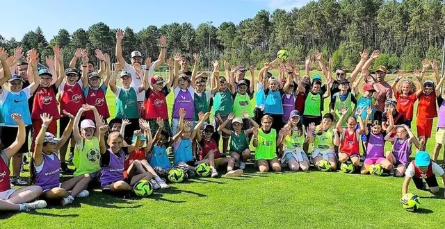 photo  quarante-huit élèves de cm2 sont venus se frotter au ballon rond avec les bénévoles et leurs enseignants.  &copy;  le maine libre 