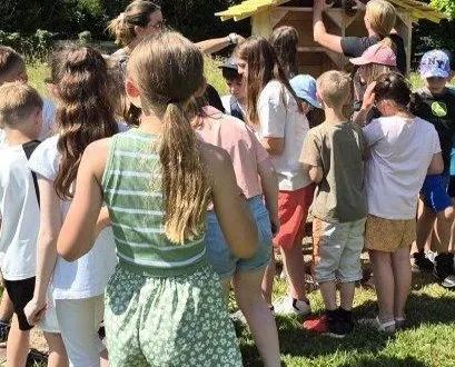 photo  les élèves de l’école cassini aménagent un refuge pour les insectes.  &copy;  le maine libre 