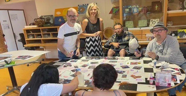 photo  des résidents et patients pôle régional du handicap, qui regroupe l’arche et le handi-village ont réalisés une fresque en souvenir du gp moto.  &copy;  ouest-france 