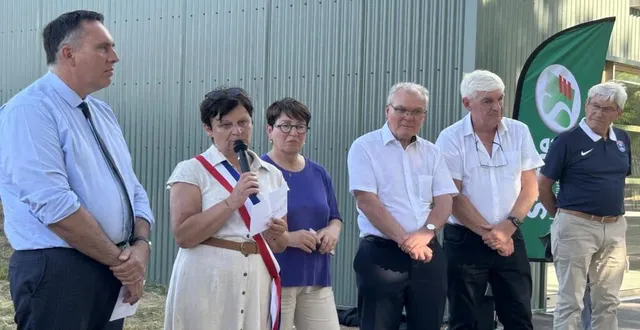 photo  nathalie morgant, maire de parigné-l’évêque, en présence de marietta karamanli, députée, thierry cozic, sénateur, patrick desmazières, maire de champagné, didier reveau, conseiller régional, et m. go, membre exécutif de la ligue.  &copy;  ouest-france 